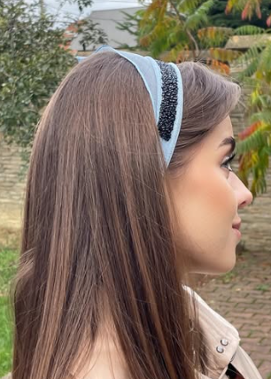 Batic din tul - Albastru deschis cu accesoriu din pietre negre